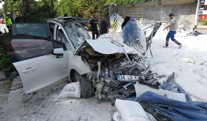 İstanbul'da feci kaza! Alçı yüklü kamyon otomobillere çarptı