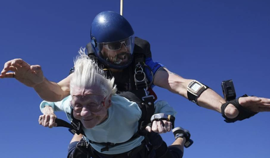 104 yaşında paraşütle atlayarak Guinnes Rekorlar Kitabına girdi