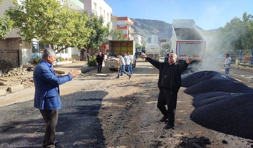 Adana'da mahallesine asfalt döküldü: Muhtar davul zurna eşliğinde oynadı