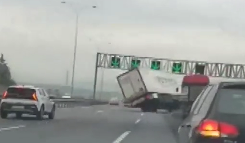 Kocaeli'de kontrolden çıkan TIR devrildi