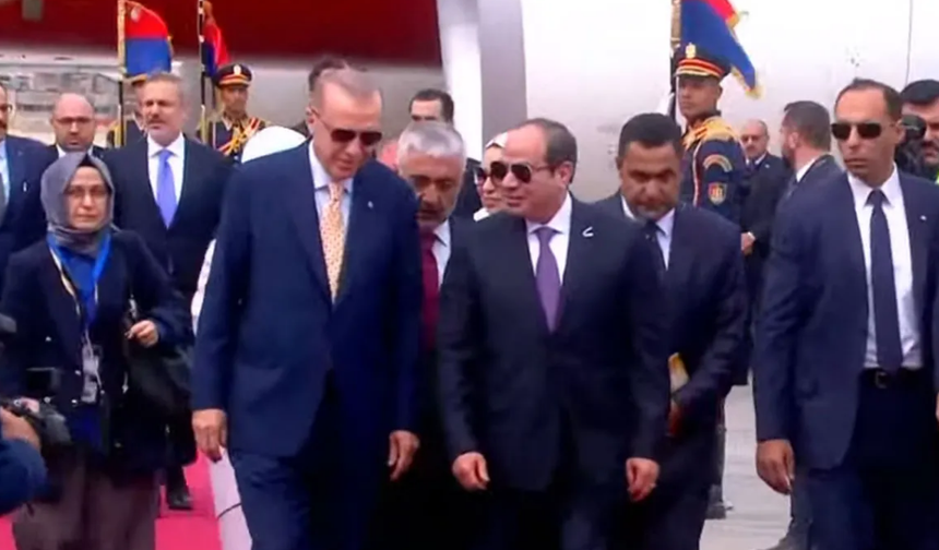 Cumhurbaşkanı Erdoğan 12 yıl sonda Mısır'da! Erdoğan Sisi tarafından resmi törenle karşıladı