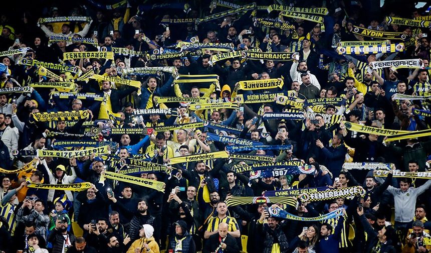 Fenerbahçe taraftarlarından derbide ıslıklı protesto!