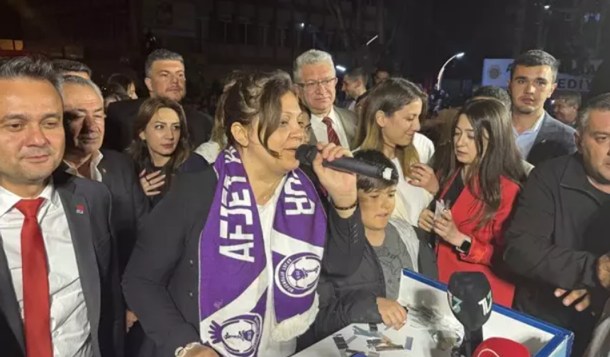 'DEM Parti' sözleri nedeniyle Ekrem İmamoğlu'yla gerginlik yaşan Burcu Köksal bağıra bağıra andımızı okudu