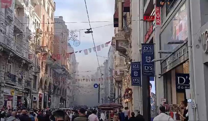 İstiklal Caddesi'nde yangın! Çok sayıda ekip sevk edildi