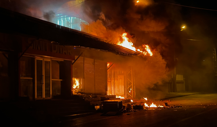 Hatay'da Suriyelilere ait bir manav dükkanı ateşe verildi