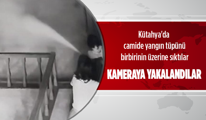 Kütahya'da camide yangın tüpünü birbirinin üzerine sıktılar; o anlar kamerada