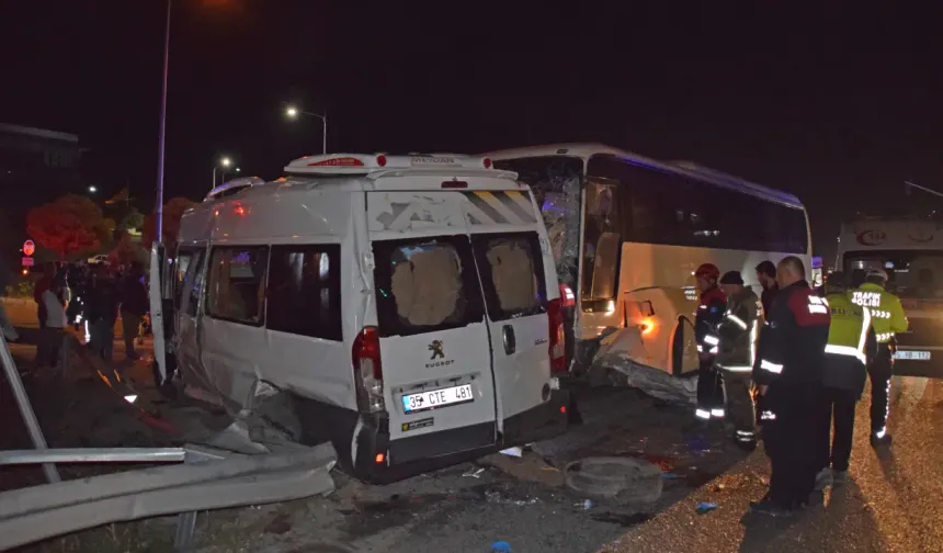 İzmir Kemalpaşa"da feci kaza: 2 işçi servisinin çarpıştığı kazada 2'si ağır 13 kişi yaralandı