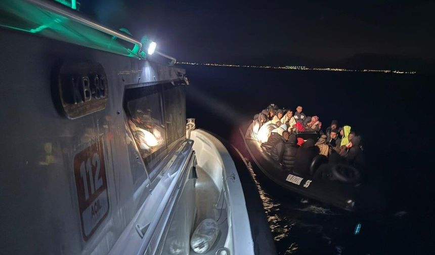 İzmir Karaburun açıklarında 26 düzensiz göçmen kurtarıldı