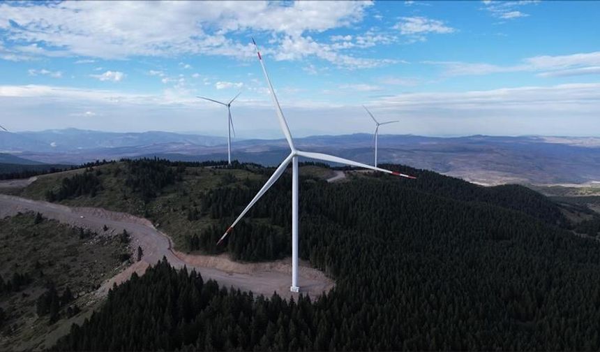 Türkiye’nin en büyük türbinleri çalışmaya başladı: 90 metrelik kanatlar şebekeye enerji taşıyor