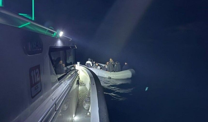 İzmir açıklarında sürüklenen bottaki düzensiz göçmen kurtarıldı