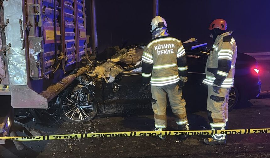 Kütahya’da sis ve hız can aldı: Kırmızı ışıkta duran tıra çarpan otomobildeki 4 kişi öldü