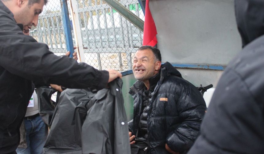İzmir'de polisten maçta gönülleri ısıtan hareket: Engelli vatandaşa yağmurluğunu verdi