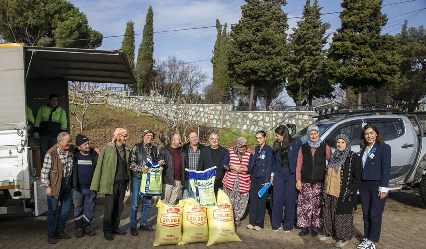 Güzelbahçe Belediyesi’nden 152 çiftçiye can suyu: Tonlarca destek dağıtıldı