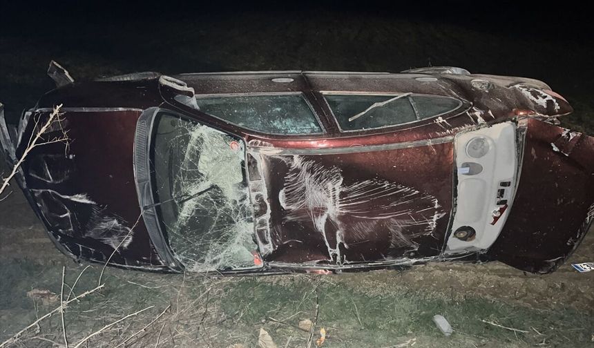 Kütahya’da otomobil tarlaya devrildi: 1 ölü, 1 ağır yaralı