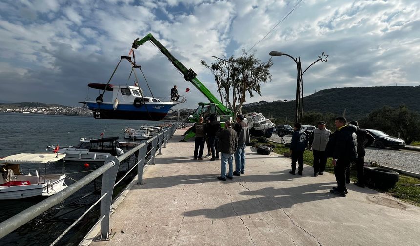 Dikili’de fırtına alarmı: Balıkçı tekneleri vinçlerle karaya alındı