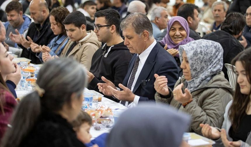 Ramazan bereketi Menderes’te: Tugay iftar sofrasında vatandaşlarla buluştu