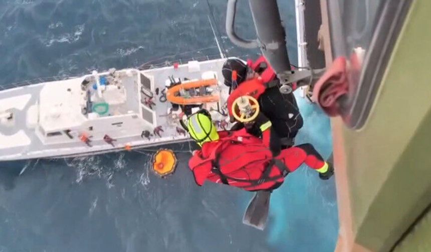 Foça açıklarında bot faciası: MSB helikopterli kurtarma görüntülerini paylaştı