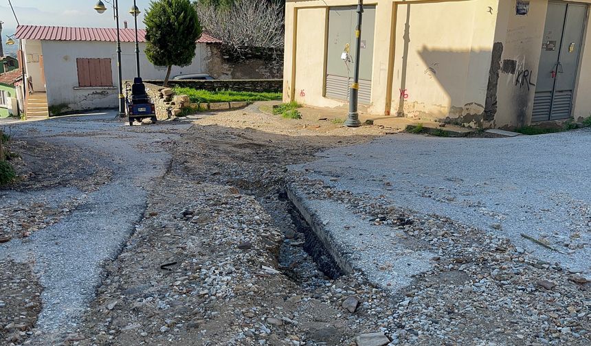 Bayındır’da ulaşım çilesi: Yağmur vurdu, yol çöktü