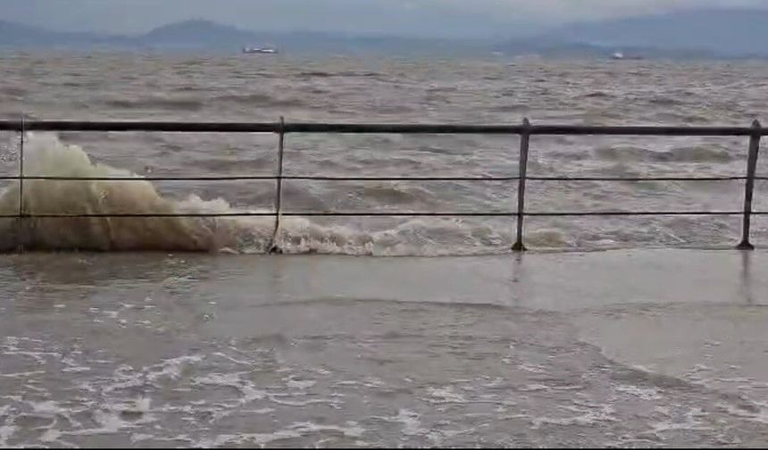 Sarı alarm sonrası İzmir'i fırtına vurdu: Dikili'de deniz taştı!