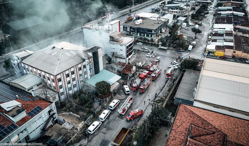 Bornova’da 5 katlı ayakkabı fabrikasında yangın!