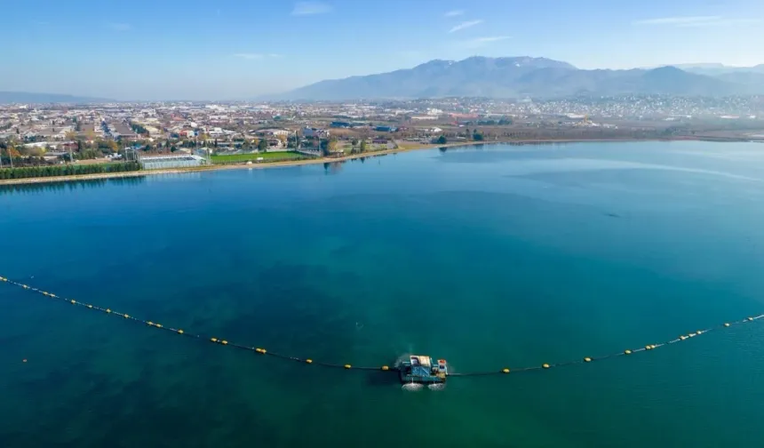 Foça ve Karaburun açıklarında dip çamuru tartışması büyüdü... Balıkçılar isyanda: Döküm kıyıya yaklaştı!