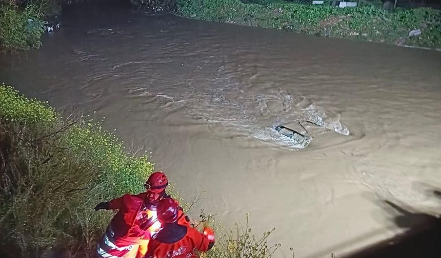 İzmir’de can pazarı: Menderes'te dereye düşen araçtan sağ kurtarıldı