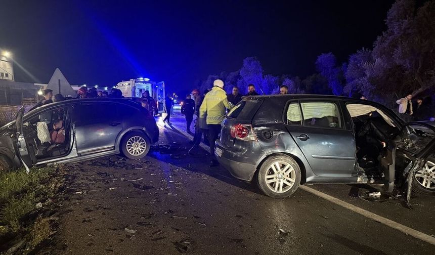 İzmir’de iki otomobil çarpıştı: Araçlar hurdaya döndü, 4 yaralı