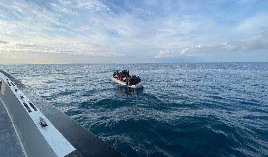Geri itilen bot Dikili açıklarında kurtarıldı: 32 göçmen karaya çıkarıldı