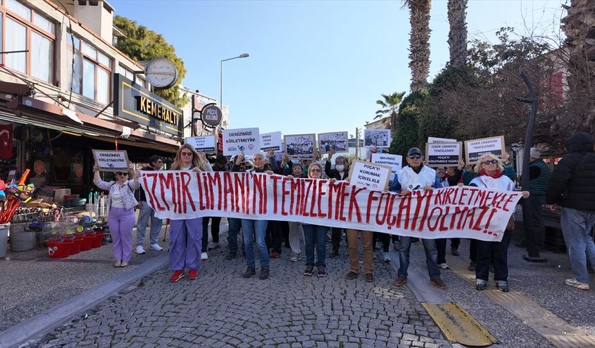 İzmir'de denize dip çamuru dökülmesi protesto edildi: Sahilde insan zinciri kuruldu