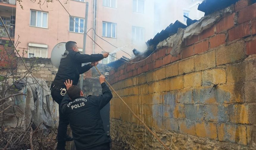 İzmir’de yangın paniği: Tavuklar kurtarıldı, kümes zarar gördü