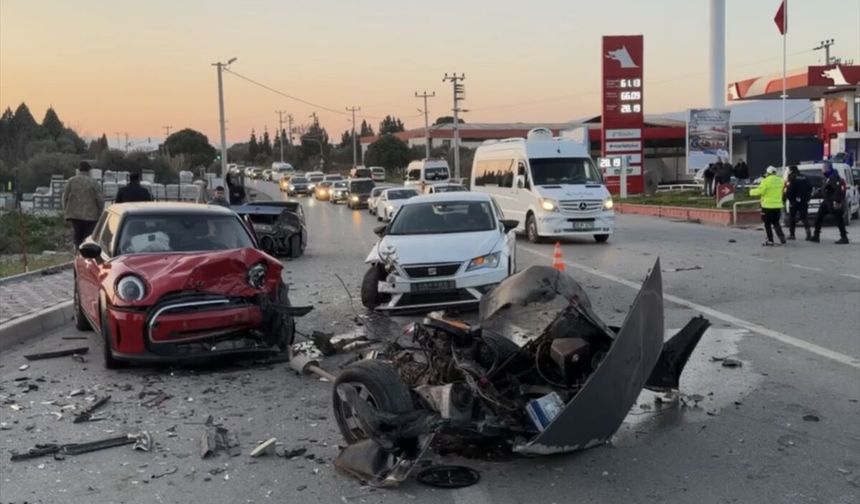 Kemalpaşa’da zincirleme kaza: 1’i çocuk 3 yaralı