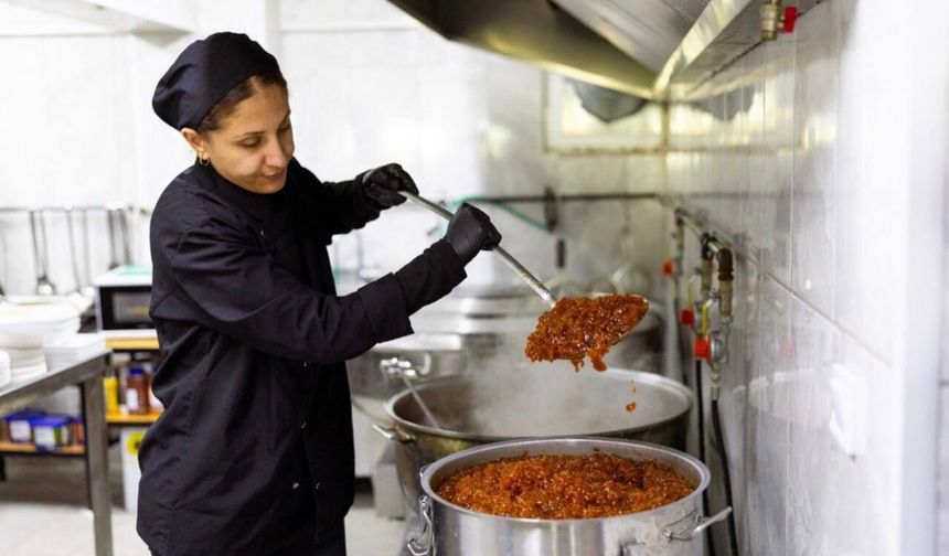 Balçova'da örnek dayanışma: Dalında kalmış meyveler ihtiyaç sahiplerine ulaştırıldı