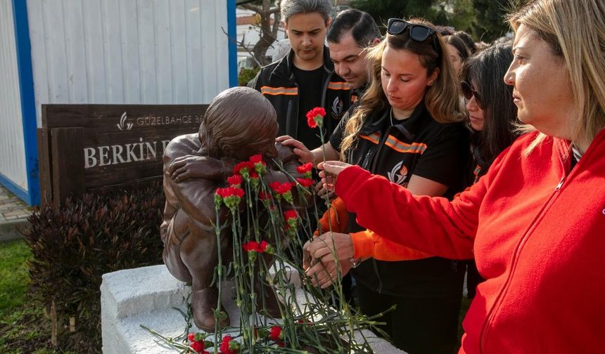 Güzelbahçe’de Berkin Elvan anması: Büstüne karanfil bırakıldı