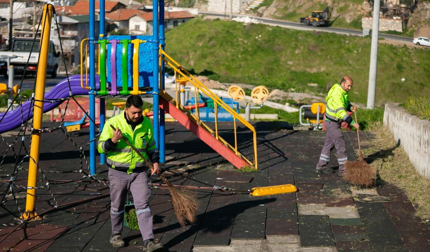 Bayram öncesi Narlıdere’de bahar temizliği: Ekipler sahada, camiler ve sokaklar bayrama hazırlanıyor