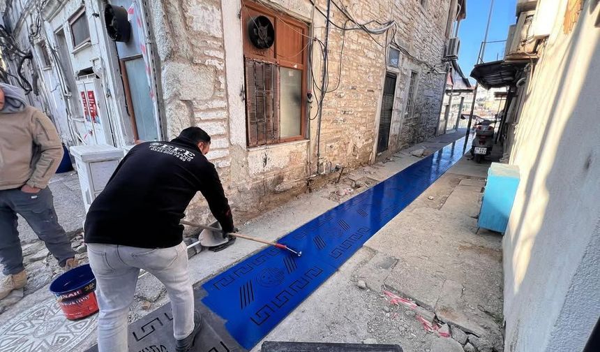 Foça’da yağmur suyu hattı hizmete alındı: Çarşıdaki su birikintisine 25 metrelik çözüm