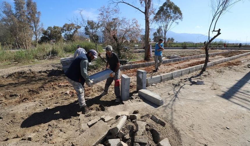 Menderes Belediyesi Gümüldür’de hasar gören sahil yolu yeni rotasında yeniliyor