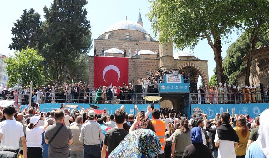 Manisa Mesir Festivali’nde büyük coşku: 45 noktadan 10 ton macun saçıldı