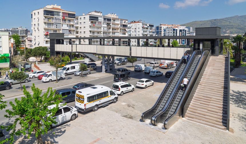 Karşıyaka ile Bayraklı’yı birbirine bağlayan Yeni Girne Yaya Üst Geçidi açıldı