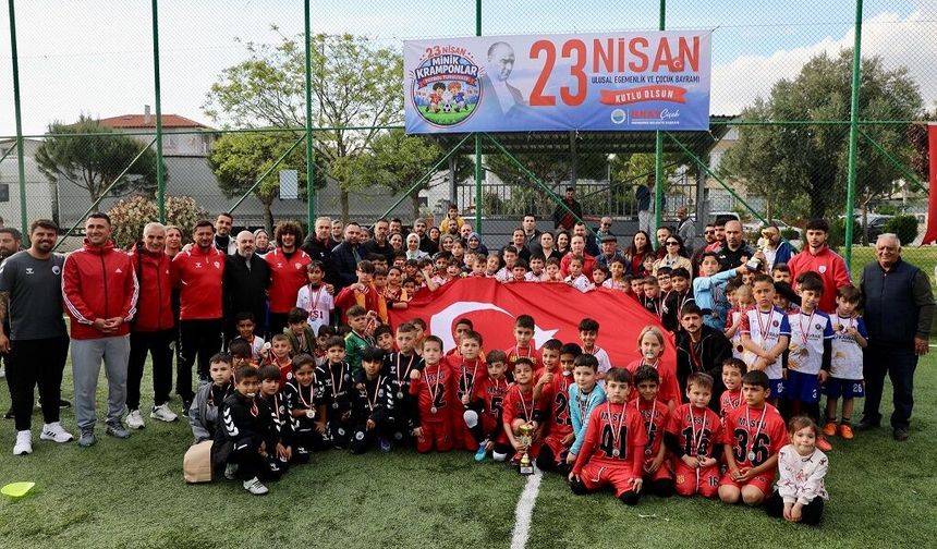 Menderes’te minik kramponlar 23 Nisan için sahaya çıktı
