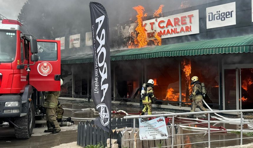 İzmir’de korkutan yangın: Alevler iş yerini kısa sürede sardı