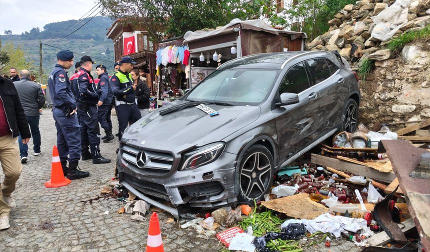 Selçuk’ta otomobil tezgâha uçtu: 14 yaşındaki çocuk yaralandı