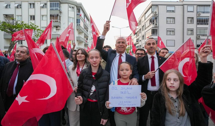 Gaziemir’de 23 Nisan korteji sokakları kırmızı beyaza boyadı