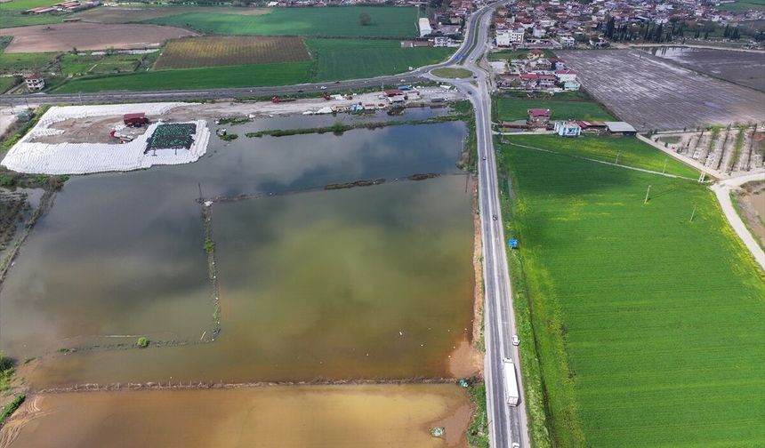 İzmir’de sağanak sonrası tarlalar göle döndü, ekim gecikti