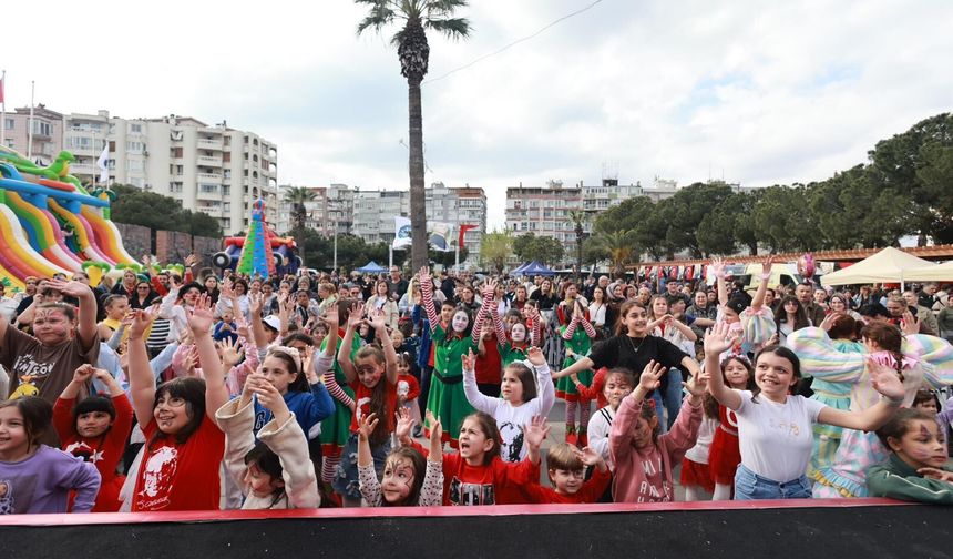 Karabağlar Uğur Mumcu Parkı’nda çocuklar için renkli bayram programı