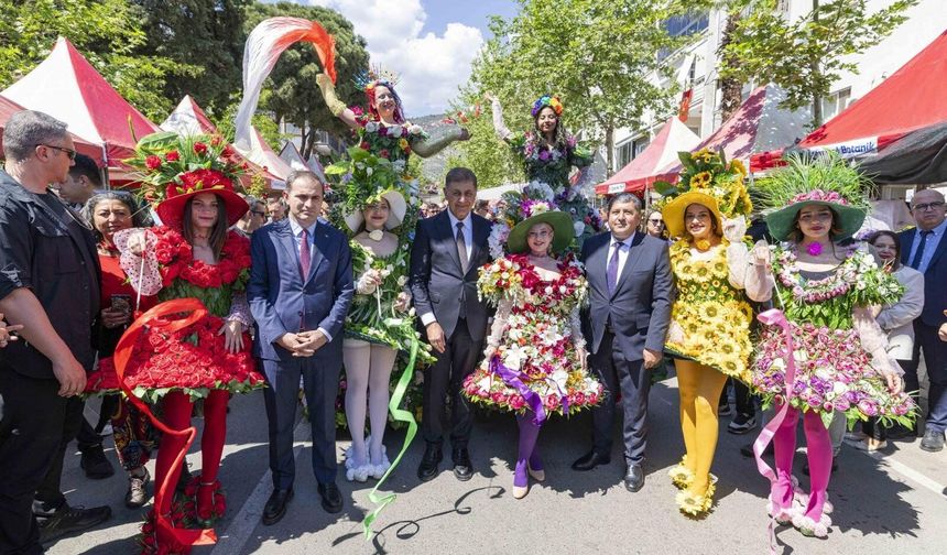 Bayındır’da çiçek şöleni başladı: Festival 4 gün sürecek