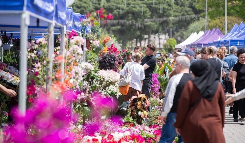 İzmir’de balkonlar için bahar buluşması Kültürpark’ta başladı: 15 bin fide dağıtılacak