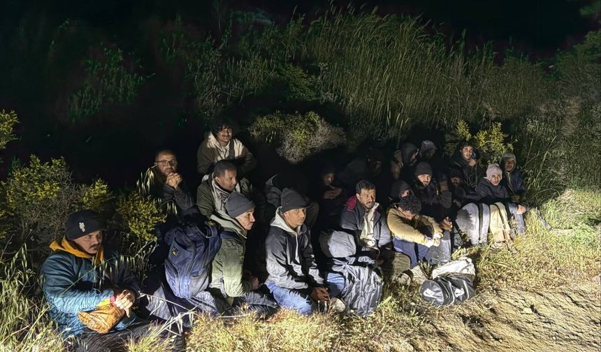 İzmir’de kaçış hazırlığı jandarmaya takıldı: Durdurulan araçtan 21 göçmen çıktı