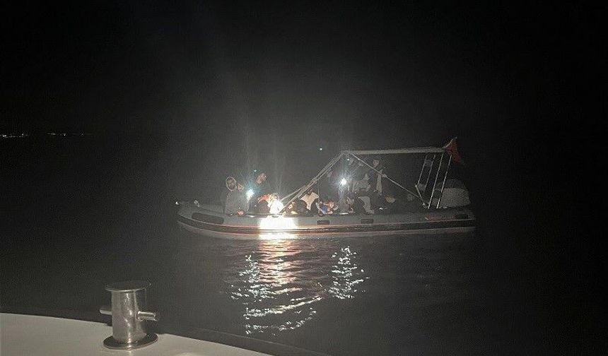 Motoru arızalanan bot Karaburun açıklarında sürüklendi: 2'si çocuk 17 kişi kurtarıldı