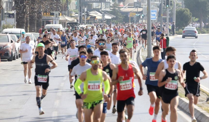Karşıyaka Zübeyde Hanım için koştu, 1100 kişi anıta ulaştı