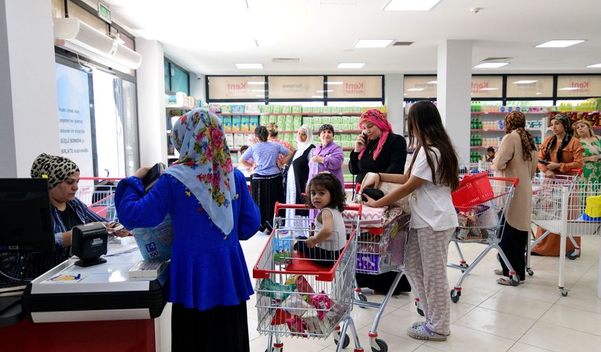Bornova’da bayram desteği: 3 bin 500 ailenin Kent Market kartlarına kredi yüklendi